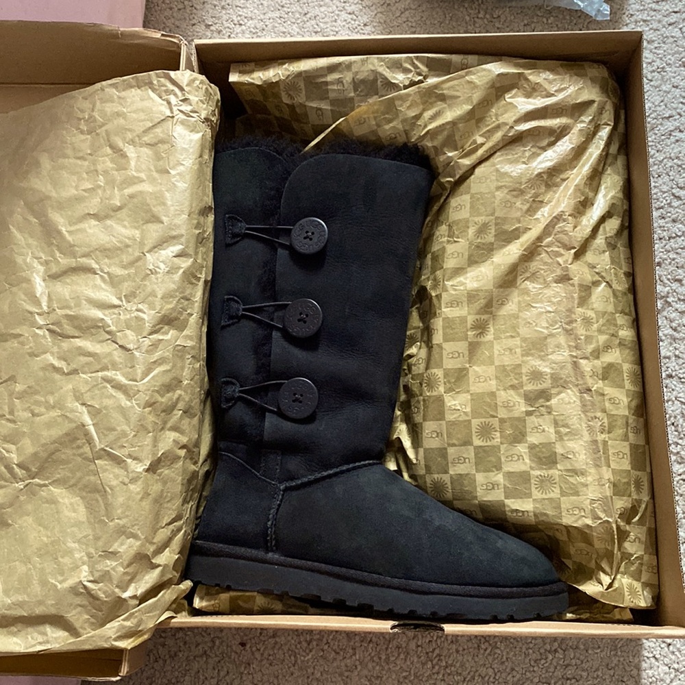 COPY - UGG Bailey Button Triplet BLK